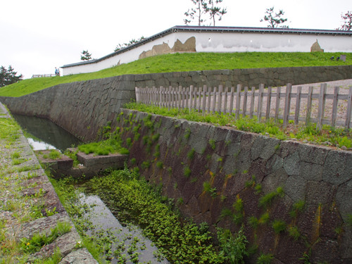 h303松前城搦手ニノ門前の外堀と剥げた土塀