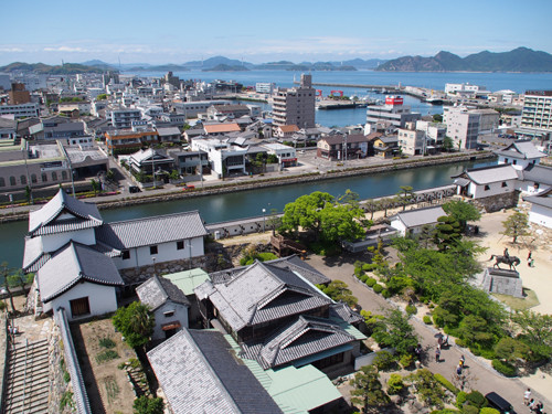 2017072906内堀、山里櫓と武具櫓と来島海峡大橋