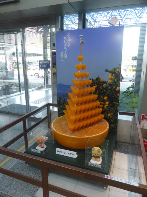 2017081903松山空港1階ロビーにてみかんジュースタワー