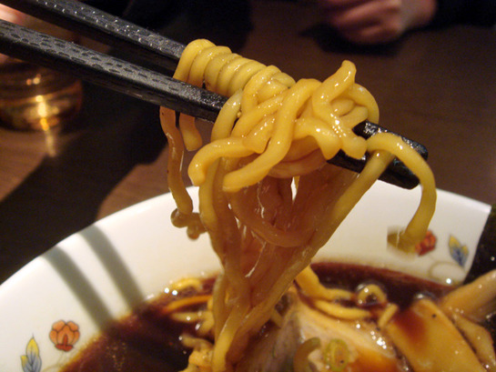 黄色い縮れ麺