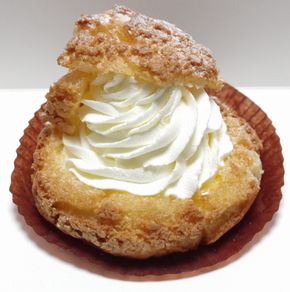 たっぷり金ゴマシュークリーム