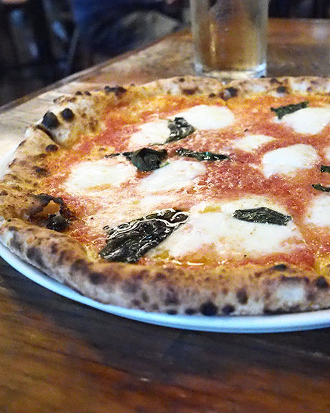 東京メトロ有楽町線月島駅 Ponte Centro 石窯で焼き上げるローマピッツァは本場さながらのおいしさ 年間500軒以上を食べ歩く飲食店プロデューサーの食日記