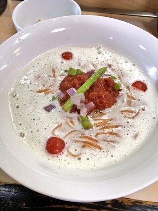 泡ポタージュ赤の麺