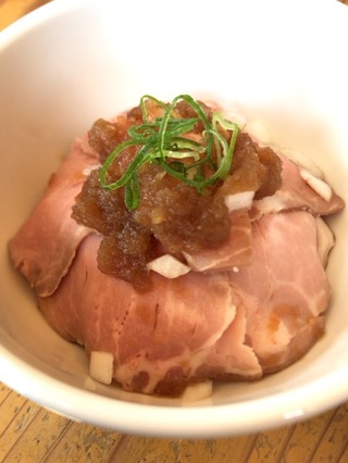 レアチャーシュー丼