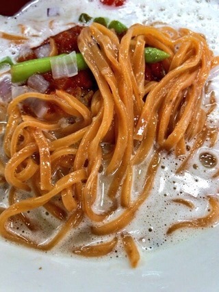 泡ポタージュ赤の麺