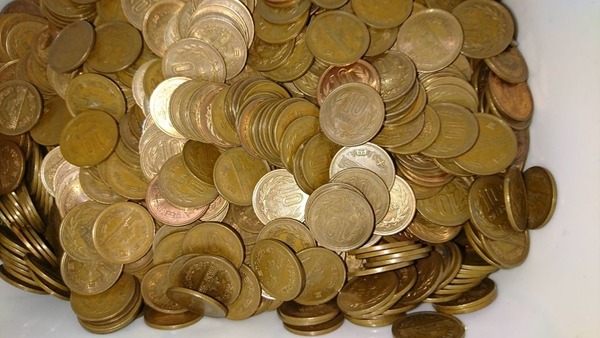 貯まりにに貯まった十円玉数えてみたら合計金額がwww(※画像あり)