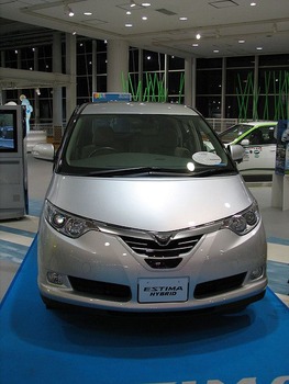 【悲報】免許取り立て俺、母親の新車エスティマを思いっきり傷つける