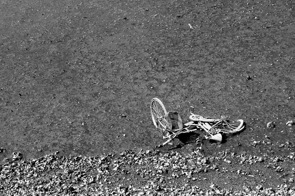【悲報】僕の自転車、事故で車体を強く打って逝く