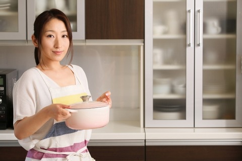 【衝撃】旦那「不味い…味薄いし固いし…」私「家庭料理はこんなものよ!」旦那「仕事で遅くなるからメシいらない」私(寂しい…)→3年後…