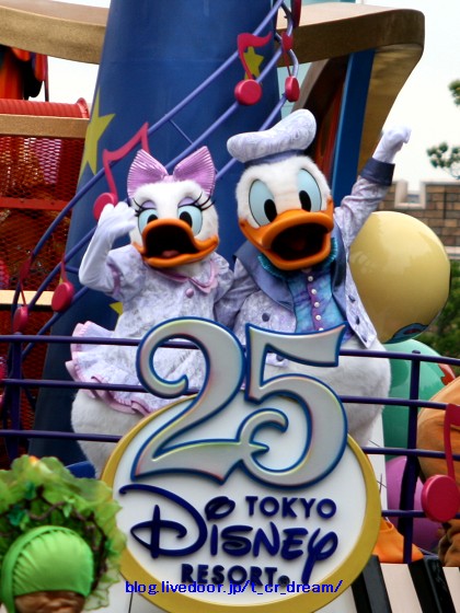 東京ディズニーランドとディズニーシーの25周年を祝うフィギュア