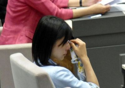 塩村議員泣く