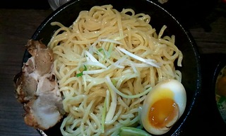 酢だちを搾ってサッパリ！魚介濃厚つけ麺「虎鉄」