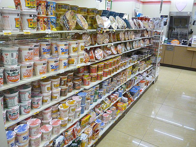 セブンイレブンのカップ麺売り場