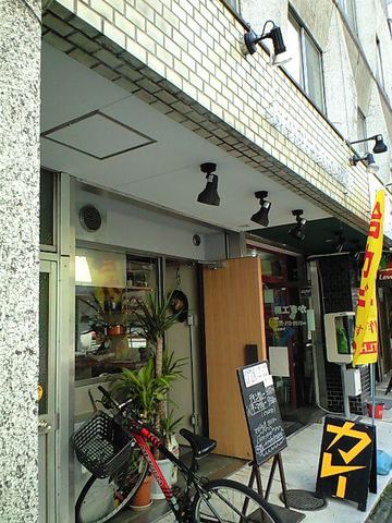 屋号の文字が小さいので「カレー」を目当てに