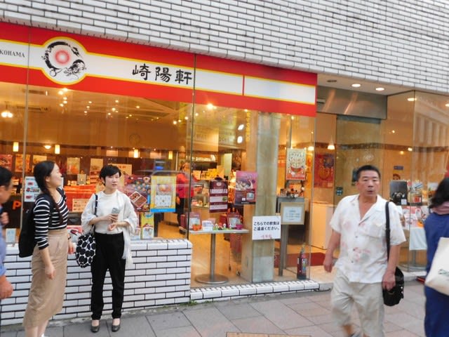 大通りの角、以前は中華街では少ない喫茶店。居間では崎陽軒の2軒目の店舗となった。