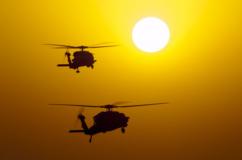 オマーン湾で撮影された、米海軍のMH-60RシーホークとMH-60Sシーホーク（どちらがどちらだかよくわかりません） 