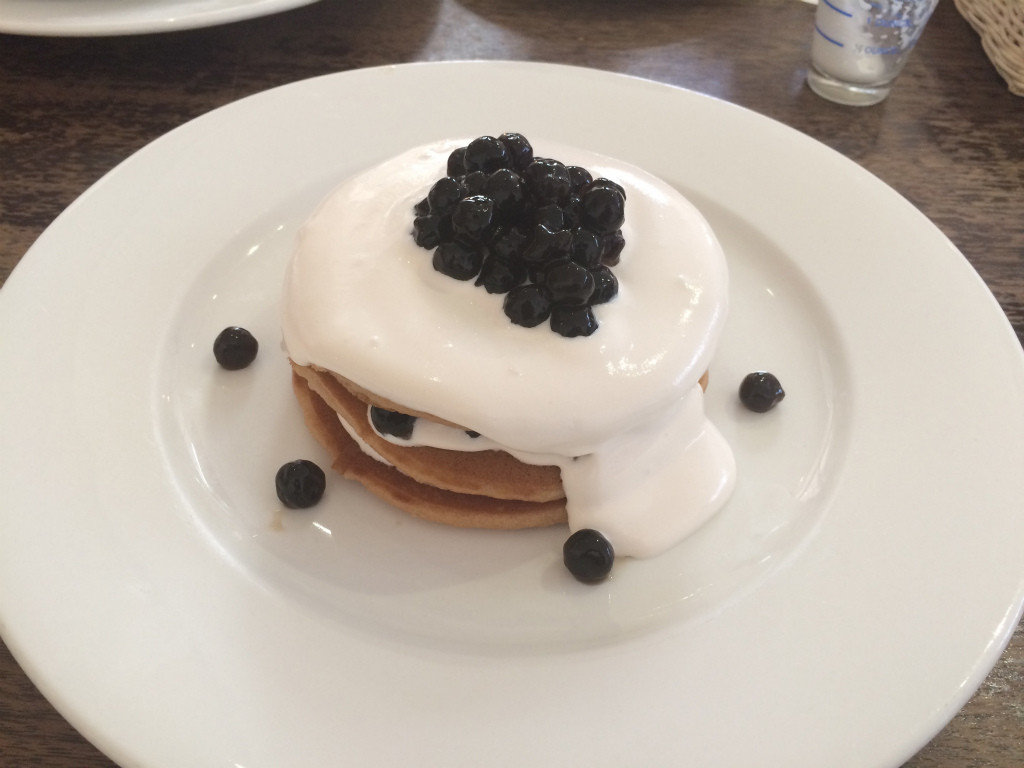 タピオカミルクティーパンケーキです。 盛り方と色がとても芸術的ですよね。 上にキラキラと光るブラックタピオカ、まるで黒真珠です。