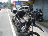 うどん屋の前で撮影