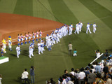 勝利に拍手喝さいを受ける選手達