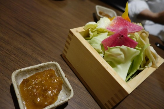 お通しは野菜&味噌