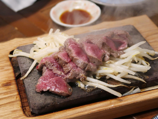 馬肉のレアステーキ