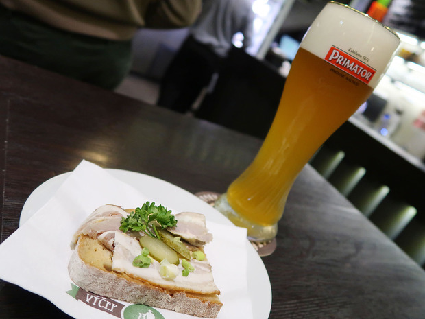 オープンサンドと白ビール