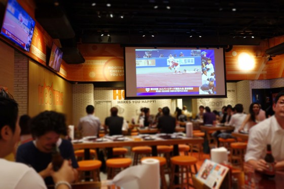 フーターズ新宿 店内