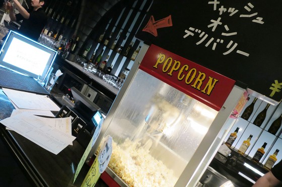 ポップコーンはお代わり自由