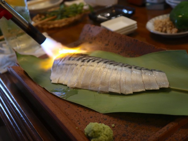 しめ鯖を炙ります。