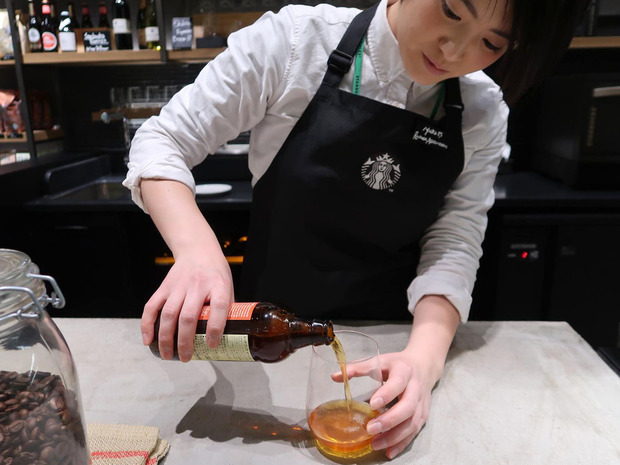 まずはビールを注ぎます。