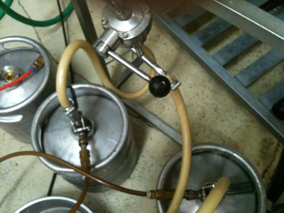 樽詰め機。ビールを樽に詰めます! 樽詰め機。ビールを樽に詰めます!