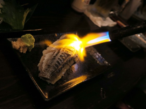 しめ鯖を炙ります。