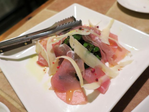 県産の焼いたししとうと生ハム(680円)