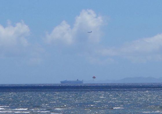 飛行機と船とパラグライダーと島と海