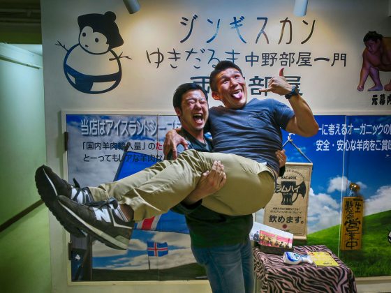 元力士のマネージャーを抱っこ!