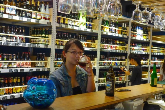ビールを楽しむ女子