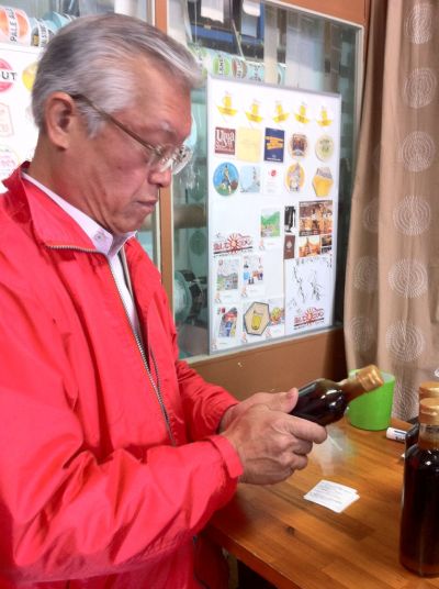 社長も自らラベルを貼っております。 社長も自らラベルを貼っております。