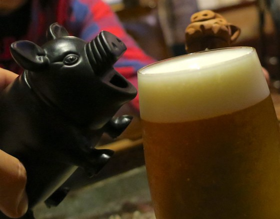 豚もシーサーもビールを飲みに?