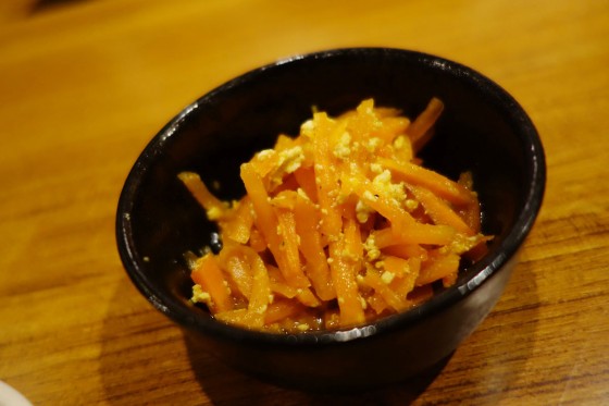 お通しは人参の和え物