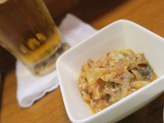 お通しは魚の皮の酢味噌和え