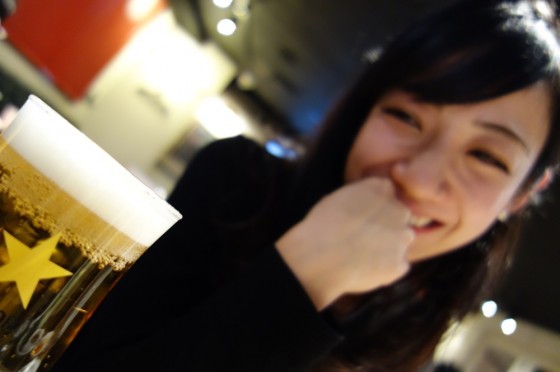 ビールを見つめる