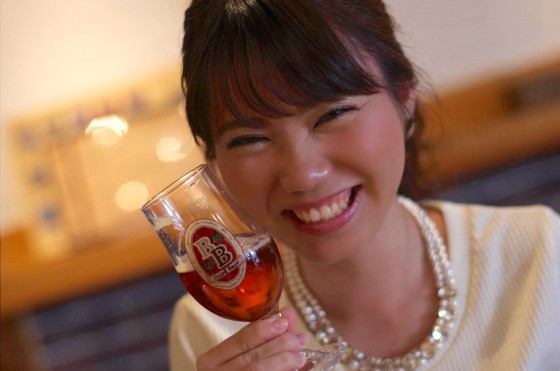 赤いビールを…