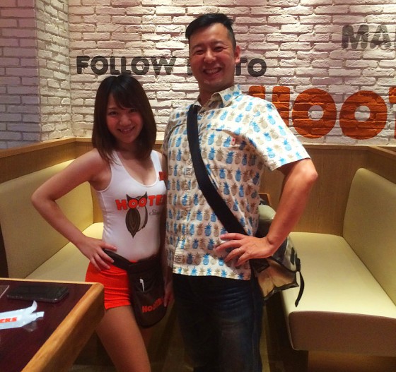 HOOTERS Girlと記念撮影