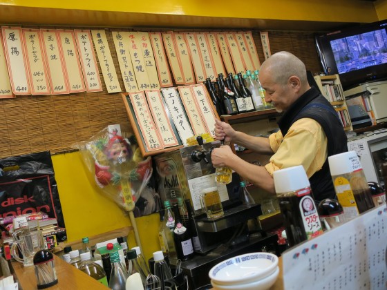ビールを注ぐ