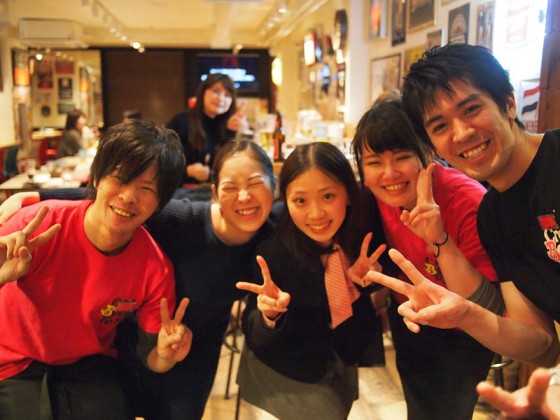 左から、スタッフのスティーブさん、ピカチュウさん、ソフィアさん、店長の杉本さん