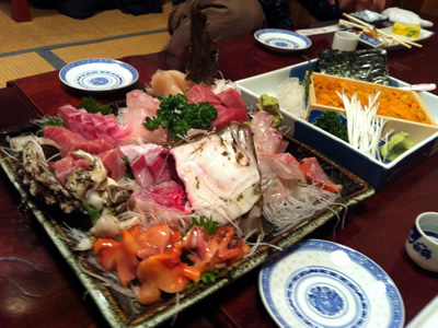 これで刺身盛り合わせ2人前!5人で食べてちょうどいいです。 これで刺身盛り合わせ2人前!5人で食べてちょうどいいです。