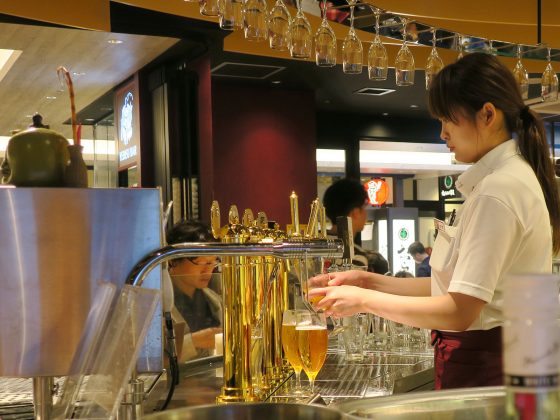 注がれるビール