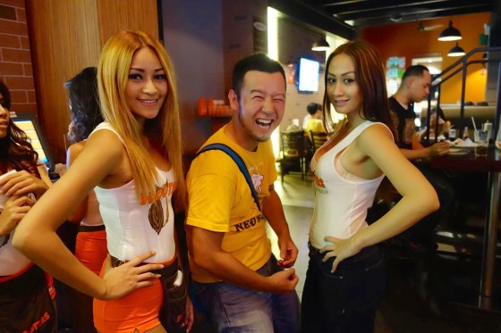 HOOTERS!