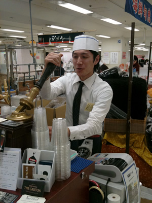 ハンドポンプでサービング ハンドポンプでサービング