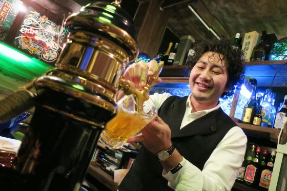 ビールを注ぐマスター